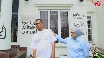9 Potret Rumah Uya Kuya usai Dijarah, Penuh Coretan dan Sampah