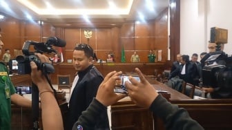 Sidang Vonis Memanas, Pengacara Razman Arif Nasution Walk Out Tolak Putusan Hakim