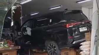 Detik-detik Veloz Tabrak Toko Buah Segar! Pengemudi Wanita 41 Tahun Jadi Sorotan