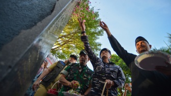 Wali Kota Padang Fadly Amran (kiri) didampingi Kasdim 0312/Padang Letkol Inf Yospriadi (kedua kiri), Kepala Kelompok Staf Ahli Komando Daerah Angkatan Laut II Kolonel Boy (kedua kanan), dan Wali Kota Padang 2004-2014 Fauzi Bahar (kanan) menabur bunga di Monumen Gempa Padang, Sumatera Barat, Selasa (30/9/2025). [ANTARA FOTO/Iggoy el Fitra/bar]