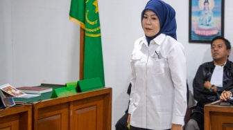 Mantan Wakil Wali Kota Palembang periode 2016-2023 Fitrianti Agustinda (kedua kanan) menjalani sidang dakwaan di Pengadilan Tipikor PN Palembang Klas 1A khusus, Sumatera Selatan, Selasa (30/9/2025). [ANTARA FOTO/Nova Wahyudi/rwa]