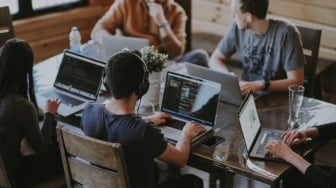 The Rise of Side Hustle: Ubah Hobi Jadi Sumber Pendapatan Kedua Kamu!