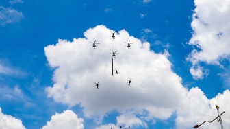 Sejumlah helikopter melakukan atraksi udara saat gladi menyambut HUT TNI ke-80 di kawasan Monas, Jakarta, Rabu (1/10/2025). [Suara.com/Alfian Winanto]