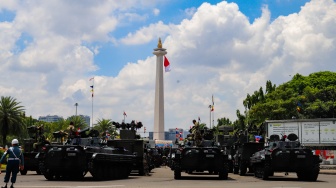 Parade alutsista berbaris saat gladi menyambut HUT TNI ke-80 di kawasan Monas, Jakarta, Rabu (1/10/2025). [Suara.com/Alfian Winanto]