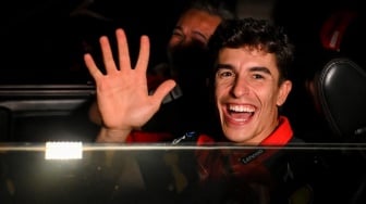 Pembalap MotoGP asal Spanyol Marc Marquez melambaikan tangan usai bertemu dengan Presiden Prabowo Subianto di kompleks Istana Kepresidenan, Jakarta, Selasa (30/9/2025). [ANTARA FOTO/Hafidz Mubarak A/bar]