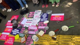 Gelar Aksi di Monas, Ibu-Ibu Kritik MBG: 8.649 Anak Keracunan Bukan Sekadar Angka Statistik!