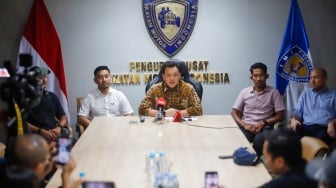 Ketua umum Ikatan Motor Indonesia (IMI) Moreno Soeprapto (tengah) bersama sejumlah mantan pebalap memberikan pernyataan saat menggelar konferensi pers di Jakarta, Rabu (1/10/2025). [Suara.com/Alfian Winanto]