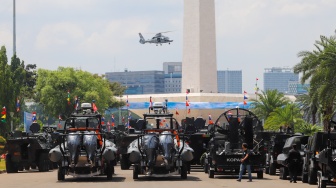 Parade alutsista berbaris saat gladi menyambut HUT TNI ke-80 di kawasan Monas, Jakarta, Rabu (1/10/2025). [Suara.com/Alfian Winanto]