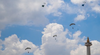 Sejumlah prajutit TNI melakukan terjun payung saat gladi menyambut HUT TNI ke-80 di kawasan Monas, Jakarta, Rabu (1/10/2025). [Suara.com/Alfian Winanto]