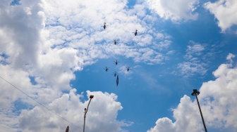 Sejumlah helikopter melakukan atraksi udara saat gladi menyambut HUT TNI ke-80 di kawasan Monas, Jakarta, Rabu (1/10/2025). [Suara.com/Alfian Winanto]