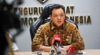 Ketua umum Ikatan Motor Indonesia (IMI) Moreno Soeprapto (tengah) memberikan pernyataan saar menggelar konferensi pers di Jakarta, Rabu (1/10/2025). [Suara.com/Alfian Winanto]
