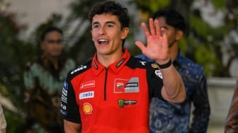 Pembalap MotoGP asal Spanyol Marc Marquez melambaikan tangan usai bertemu dengan Presiden Prabowo Subianto di kompleks Istana Kepresidenan, Jakarta, Selasa (30/9/2025). [ANTARA FOTO/Hafidz Mubarak A/bar]