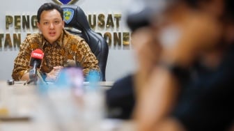 Ketua umum Ikatan Motor Indonesia (IMI) Moreno Soeprapto (tengah) memberikan pernyataan saar menggelar konferensi pers di Jakarta, Rabu (1/10/2025). [Suara.com/Alfian Winanto]