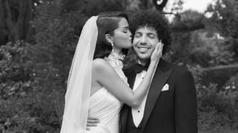Bak Bidadari, 5 Potret Selena Gomez di Hari Pernikahannya dengan Benny Blanco