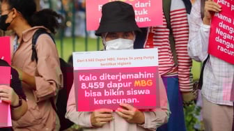 Massa yang tergabung dalam Suara Ibu Peduli Makan Bergizi Gratis (MBG) melakukan aksi di trotoar sekitar IRTI Monas, Jakarta, Rabu (1/10/2025). [Suara.com/Alfian Winanto]