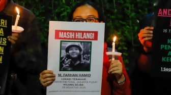 Massa yang tergabung dalam Koalisi Masyarakat Sipil menggelar aksi peringatan satu bulan korban tragedi aksi Agustus di kawasan Bendungan Hilir, Jakarta, Selasa (30/9/2025) malam. [Suara.com/Alfian Winanto]