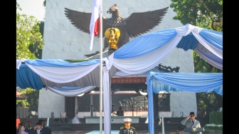 Presiden Prabowo Subianto (kanan) memimpin upacara peringatan Hari Kesaktian Pancasila di Monumen Pancasila Sakti, Lubang Buaya, Jakarta, Rabu (1/10/2025). [ANTARA FOTO/Hafidz Mubarak A/nym]