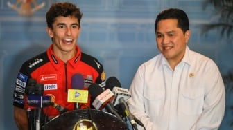 Pembalap MotoGP asal Spanyol Marc Marquez (kiri) bersama Menpora Erick Thohir memberikan keterangan pers usai bertemu dengan Presiden Prabowo Subianto di kompleks Istana Kepresidenan, Jakarta, Selasa (30/9/2025). [ANTARA FOTO/Hafidz Mubarak A/bar]