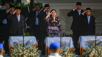Ketua DPR Puan Maharani (tengah) bersama Ketua MPR Ahmad Muzani (kiri) dan Wakil Ketua DPD Yorrys Raweyai (kanan) memberi hormat saat mengikuti upacara peringatan Hari Kesaktian Pancasila di Monumen Pancasila Sakti, Lubang Buaya, Jakarta, Rabu (1/10/2025). [ANTARA FOTO/Hafidz Mubarak A/nym]
