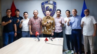 Ketua umum Ikatan Motor Indonesia (IMI) Moreno Soeprapto (tengah) bersama sejumlah mantan pebalap dan anggota IMI usai menggelar konferensi pers di Jakarta, Rabu (1/10/2025). [Suara.com/Alfian Winanto]