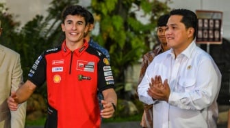 Pembalap MotoGP asal Spanyol Marc Marquez (kiri) didampingi Menpora Erick Thohir berjalan usai bertemu dengan Presiden Prabowo Subianto di kompleks Istana Kepresidenan, Jakarta, Selasa (30/9/2025). [ANTARA FOTO/Hafidz Mubarak A/bar]