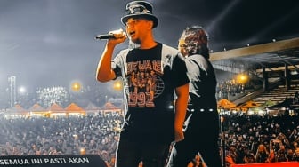 Ahmad Dhani Ganti Lirik Lagu Madu Tiga Saat Manggung, Buat Maia Estianty?