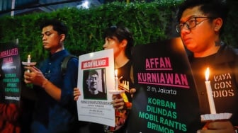 Massa yang tergabung dalam Koalisi Masyarakat Sipil menggelar aksi peringatan satu bulan korban tragedi aksi Agustus di kawasan Bendungan Hilir, Jakarta, Selasa (30/9/2025) malam. [Suara.com/Alfian Winanto]