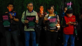 Massa yang tergabung dalam Koalisi Masyarakat Sipil menggelar aksi peringatan satu bulan korban tragedi aksi Agustus di kawasan Bendungan Hilir, Jakarta, Selasa (30/9/2025) malam. [Suara.com/Alfian Winanto]