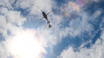 Sejumlah helikopter melakukan atraksi udara saat gladi menyambut HUT TNI ke-80 di kawasan Monas, Jakarta, Rabu (1/10/2025). [Suara.com/Alfian Winanto]