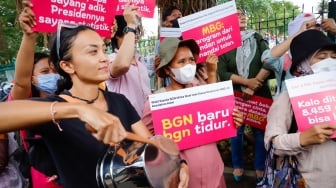 Massa yang tergabung dalam Suara Ibu Peduli Makan Bergizi Gratis (MBG) melakukan aksi di trotoar sekitar IRTI Monas, Jakarta, Rabu (1/10/2025). [Suara.com/Alfian Winanto]