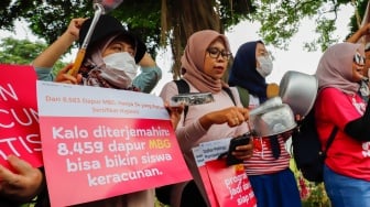 Massa yang tergabung dalam Suara Ibu Peduli Makan Bergizi Gratis (MBG) melakukan aksi di trotoar sekitar IRTI Monas, Jakarta, Rabu (1/10/2025). [Suara.com/Alfian Winanto]