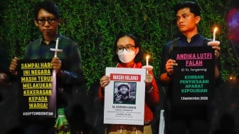 Massa yang tergabung dalam Koalisi Masyarakat Sipil menggelar aksi peringatan satu bulan korban tragedi aksi Agustus di kawasan Bendungan Hilir, Jakarta, Selasa (30/9/2025) malam. [Suara.com/Alfian Winanto]