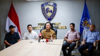 Ketua umum Ikatan Motor Indonesia (IMI) Moreno Soeprapto (tengah) bersama sejumlah mantan pebalap memberikan pernyataan saat menggelar konferensi pers di Jakarta, Rabu (1/10/2025). [Suara.com/Alfian Winanto]