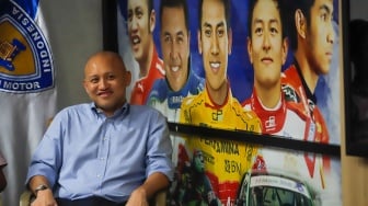 Mantap Pebalap yang juga anggots Ikatan Motor Indonesia (IMI) Ananda Mikola memberikan pernyataan saat konferensi pers di Jakarta, Rabu (1/10/2025). [Suara.com/Alfian Winanto]