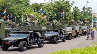 Parade alutsista berbaris saat gladi menyambut HUT TNI ke-80 di kawasan Monas, Jakarta, Rabu (1/10/2025). [Suara.com/Alfian Winanto]