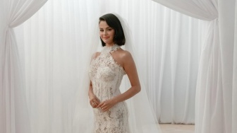 Simpel Tapi 12 Miliar! Ini Dia Wedding Look Selena Gomez yang Bikin Melongo