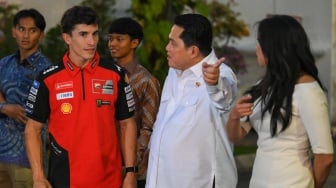 Pembalap MotoGP asal Spanyol Marc Marquez (kiri) berbincang dengan Menpora Erick Thohir (kedua kanan) usai bertemu dengan Presiden Prabowo Subianto di kompleks Istana Kepresidenan, Jakarta, Selasa (30/9/2025). [ANTARA FOTO/Hafidz Mubarak A/bar]