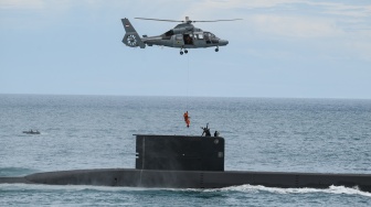 Helikopter Bell 412 EP Puspenerbal menurunkan prajurit ke kapal selam KRI Alugoro (405) saat Sailing Pass di perairaan Teluk Jakarta, Kamis (2/10/2025). [ANTARA FOTO/Hafidz Mubarak A/agr]