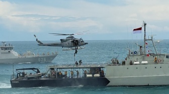 Unjuk Gigi TNI AL di Teluk Jakarta: Tembakan Roket hingga Helikopter Mendarat di Atas Kapal Perang