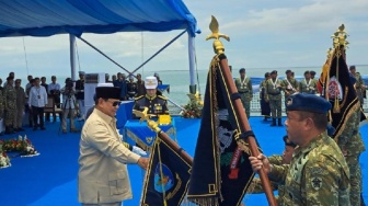 Di Atas KRI Radjiman, Prabowo Anugerahkan Pangkat Kehormatan dan Bintang Yudha Dharma Pratama