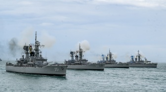 (dari kiri ke kanan) KRI Ahmad Yani (351), KRI Yos Sudarso (353), KRI Oswald Siahaan (354) dan KRI Abdul Halim Perdanakusuma (355) mengikuti Sailing Pass di perairaan Teluk Jakarta, Kamis (2/10/2025). [ANTARA FOTO/Hafidz Mubarak A/agr]
