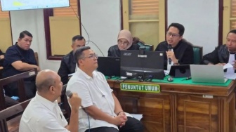 Eks Kadis PUPR Sumut Topan Ginting Hadir di PN Medan dengan Tangan Dibogrol-Pakai Jaket Oranye