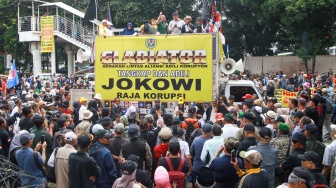 Ratusan Massa Gelar Aksi di KPK, Tuntut Jokowi Diperiksa
