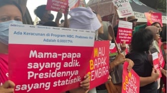 Panci Berdentang di Monas: Seruan Keras Tolak MBG dari Emak-Emak