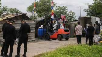 Tim Khusus Pelaksana melakukan dekontaminasi terhadap temuan yang tercemar radiasi Cesium-137 (Cs-137) di Kawasan Industri Modern Cikande, Kabupaten Serang, Banten, Kamis (2/10/2025). [ANTARA FOTO/Angga Budhiyanto/nym]