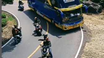 Klarifikasi Pemotor yang Hadang Laju Bus di Turunan: Bukan Niat Arogan, tapi Urai Kemacetan