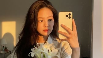 8 Prompt Gemini AI buat Mirror Selfie Bawa Bunga Lily: Hasilnya Estetik, Natural, Kayak Asli