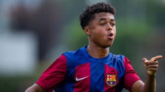 Anak Patrick Kluivert Bikin Kejutan, Cetak Gol Spektakuler Bawa Barca Kalahkan PSG