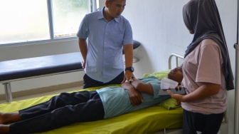 Wali Nagari memeriksa kondisi warga yang menjadi korban diduga keracunan MBG di Puskesmas Manggopoh, Nagari Kampuang Tangah, Lubuk Basung, Agam, Sumatera Barat, Kamis (2/10/2025). [ANTARA FOTO/Iggoy el Fitra/bar]