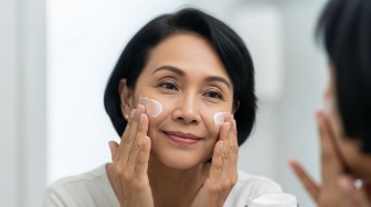 5 Rekomendasi Moisturizer untuk Orang Tua: Kulit Jadi Lembap, Sehat, dan Awet Muda